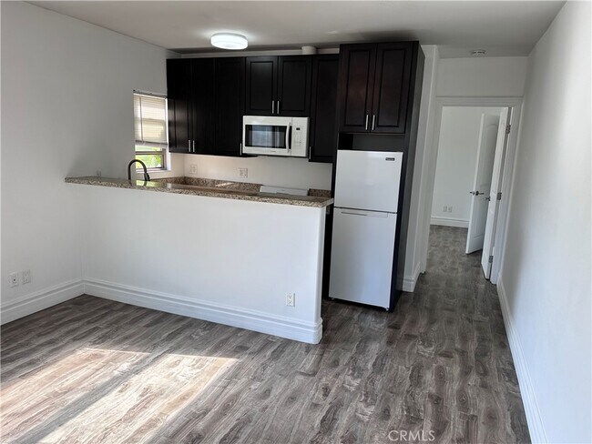 Building Photo - 1265 Cloverdale Ave