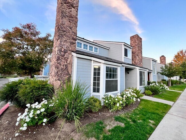 Building Photo - $2,295 Villa & Barstow, 3 Bedroom Condo - ...