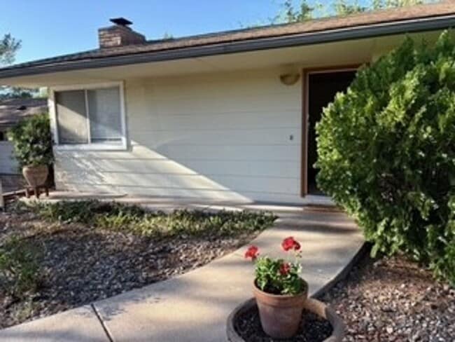 Building Photo - Cozy, West Sedona home with large fenced b...