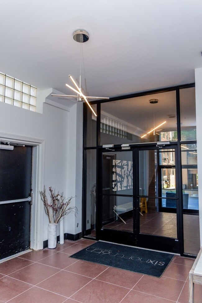 Building Photo - Luxury One Bedroom Unit in  Downtown Business District