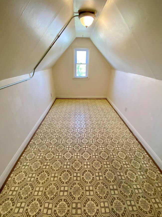 Building Photo - For Rent: Spacious Comfort at Ridgecroft Rd