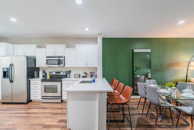 Building Photo - 1275 E University Dr