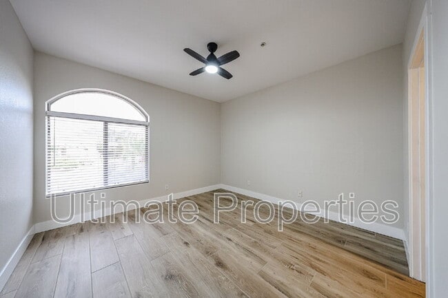 Building Photo - 6033 E Smokehouse Trail