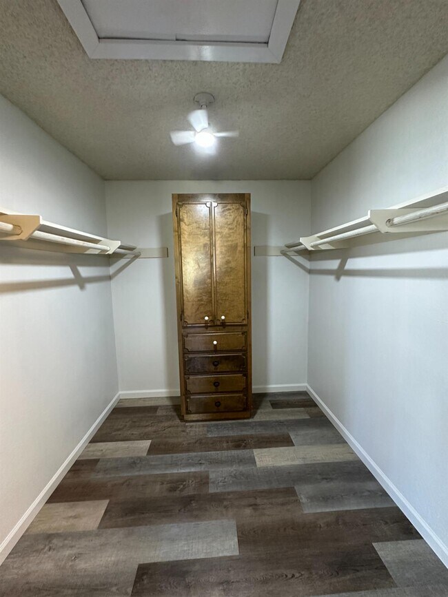 Building Photo - 1310 W Magill Ave