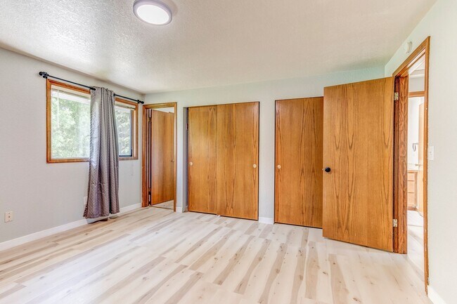 Building Photo - 3-bedroom 2.5-bathroom Home