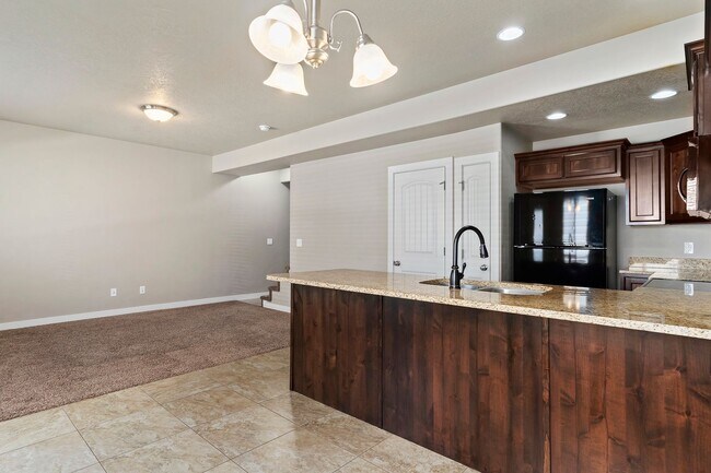 Building Photo - 3 Bed 2.5 Bath Layton Townhome