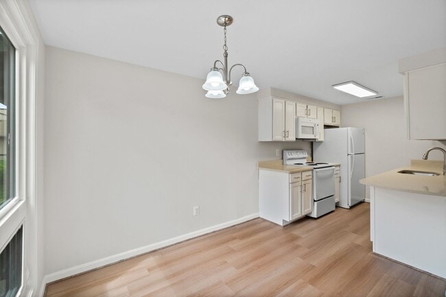 Building Photo - Condo in Woodside Square. 3Br / 1Ba Renovated. Garage.