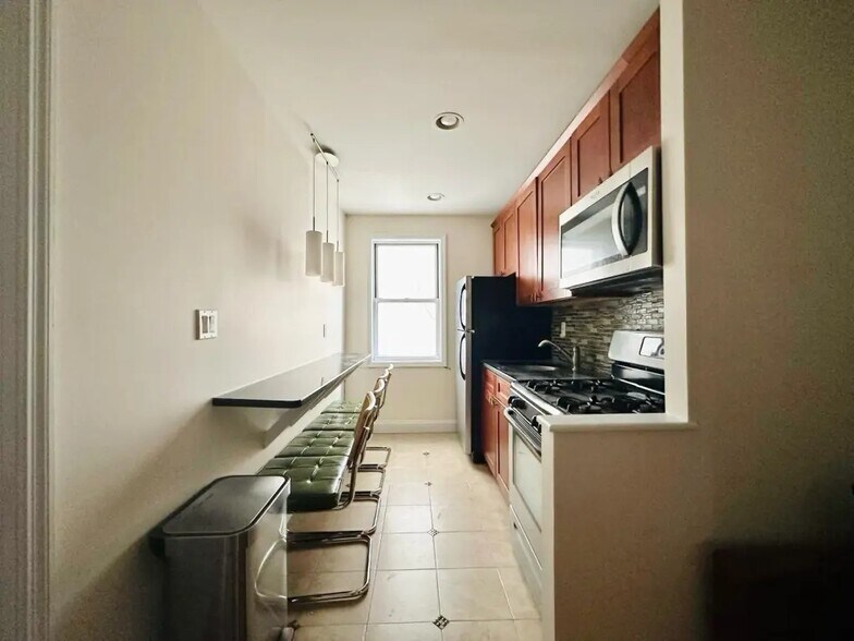 Building Photo - Furnished room/NOT APARTMENT