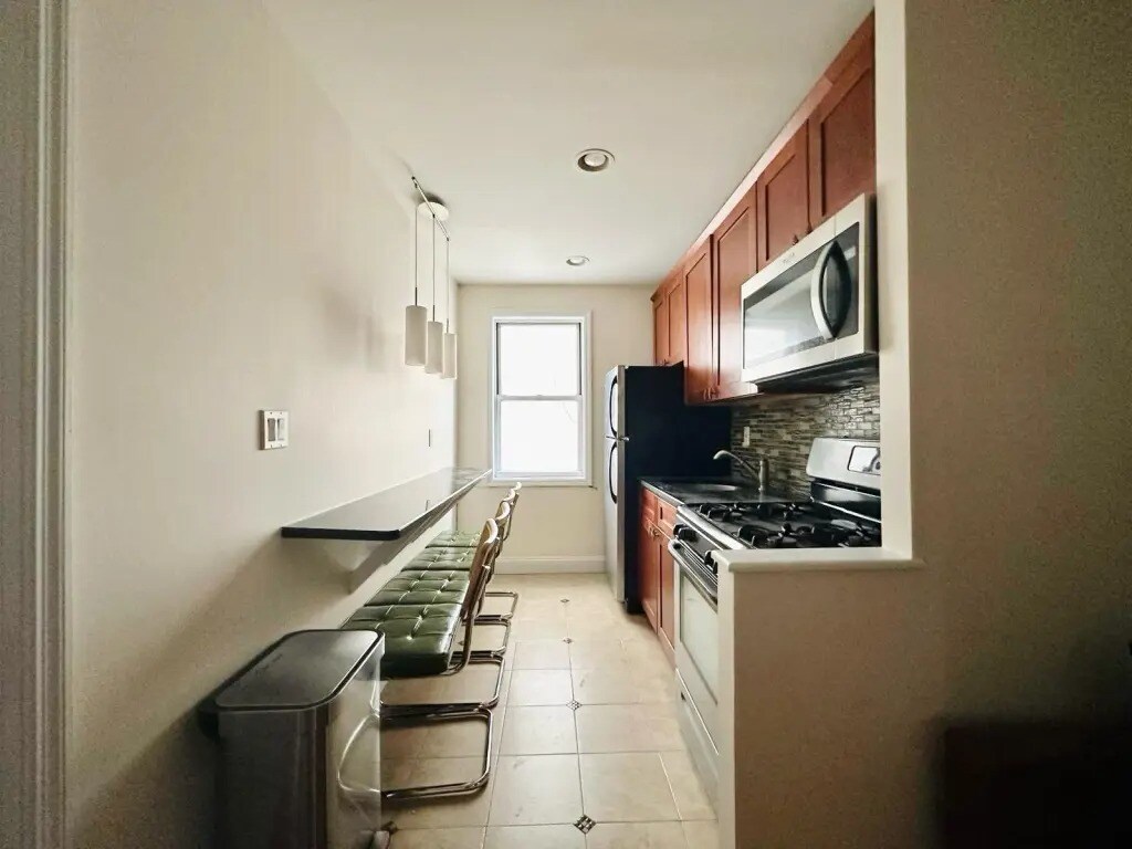 Building Photo - Furnished room/NOT APARTMENT
