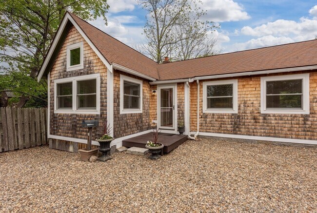 Building Photo - 8 Hideaway Pl