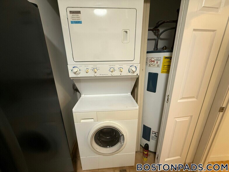 Building Photo - 147 Kelton St