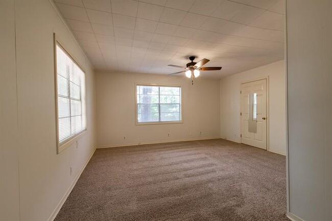 Building Photo - 5515 Roosevelt Ave