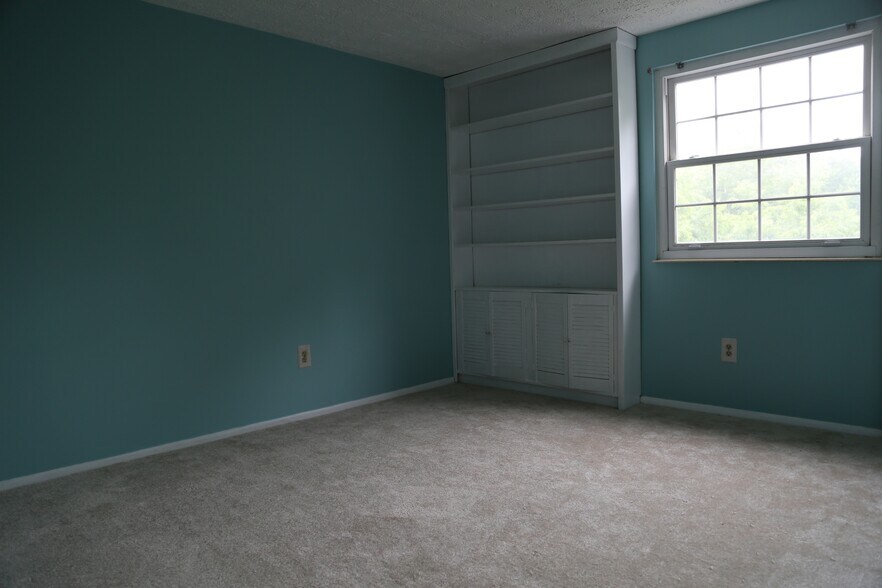 Building Photo - 12945 Pinecrest road