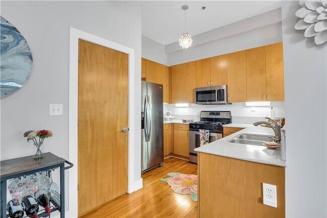 Building Photo - Prime Location