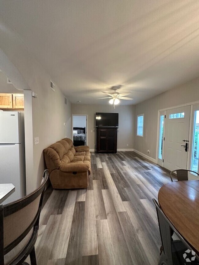 Building Photo - Adorable One bed/One bath furnished house!