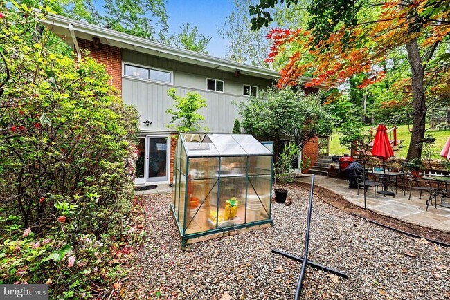 Building Photo - 6306 Beachway Dr