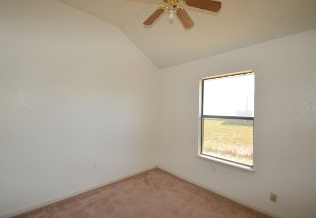 Building Photo - AMAZING 4 BED/ 2 BATH HOME IN WESTERN HILL...