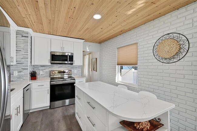 Building Photo - 2444 34th Ave N