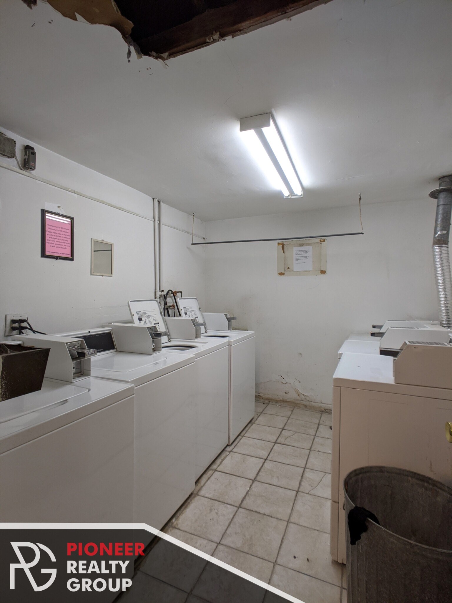 Building Photo - 542 W Surf St