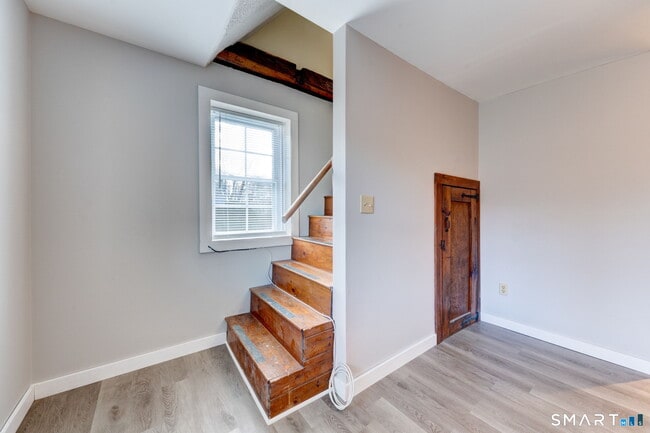 Building Photo - 8 Maple Ave