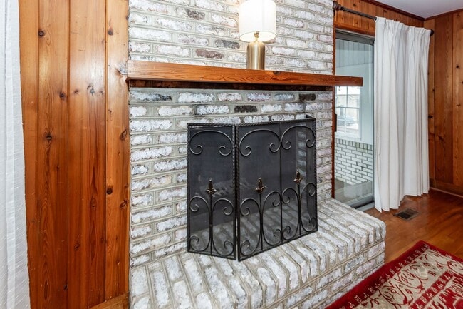 Building Photo - 6 Bedroom, 2.5 Bath House in Drayton on th...