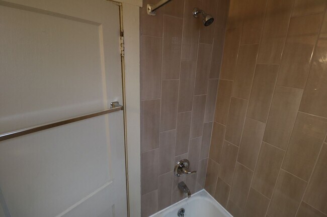 Building Photo - Two bedroom apartment near engineering and science buildings, 4 blocks from campus