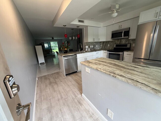 Building Photo - 2402 Antigua Cir