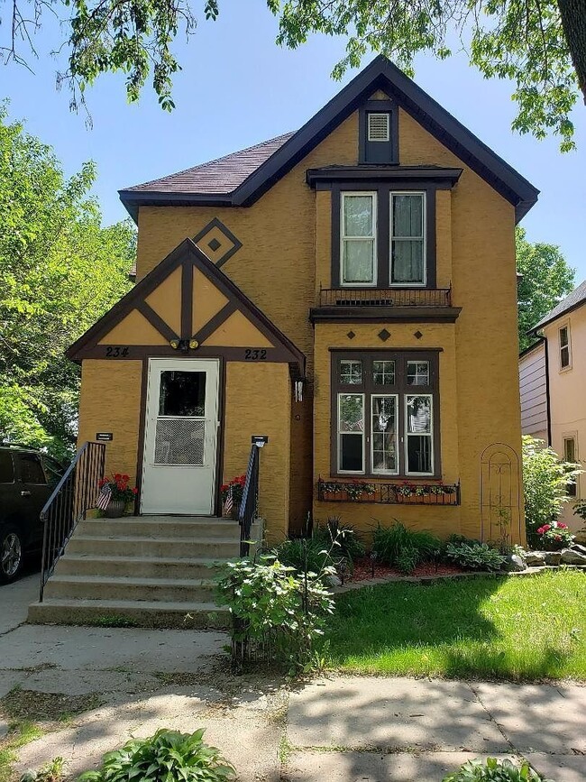 Building Photo - 232 4th Ave N
