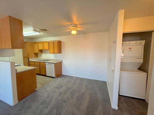 Building Photo - SPACIOUS AND BRIGHT 2 bed/2 bath In gated community