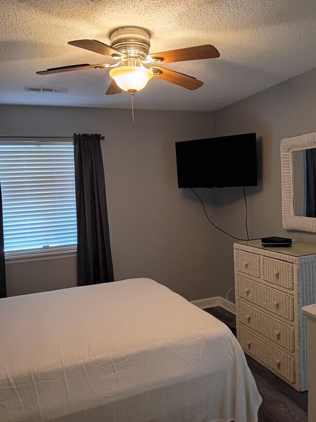 Building Photo - Golf Colony VII