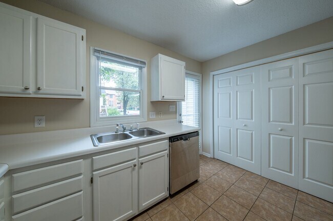 Building Photo - Charming 2-Bedroom Townhome in College Hill – Available Now!