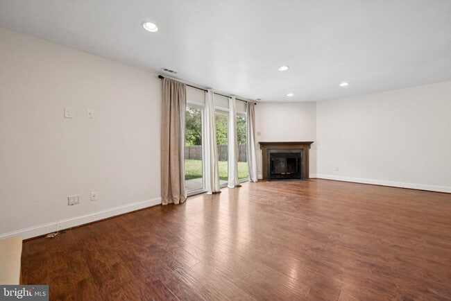 Building Photo - 5806 Red Haven Dr