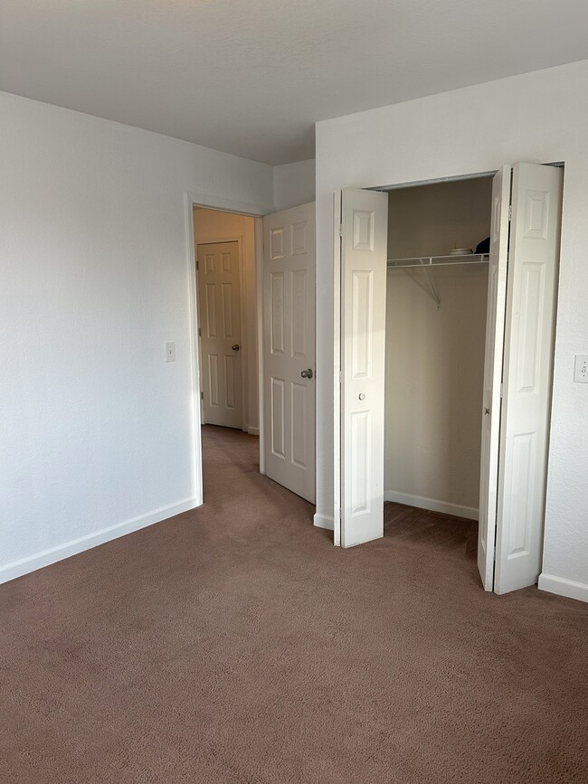 Building Photo - 1005 N Lincoln St