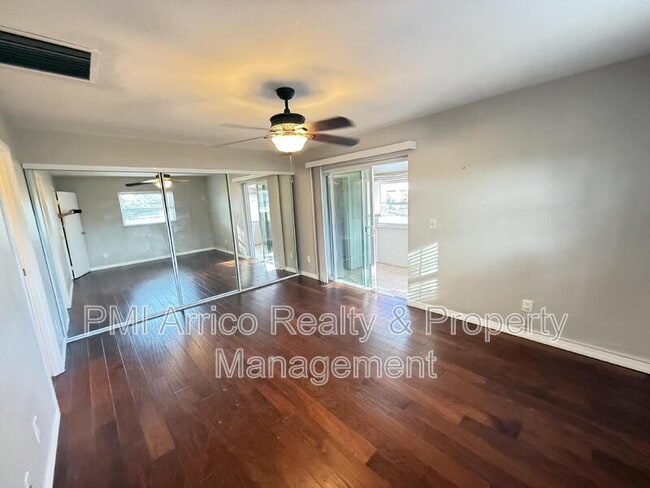 Building Photo - 2202 Clubhouse Dr