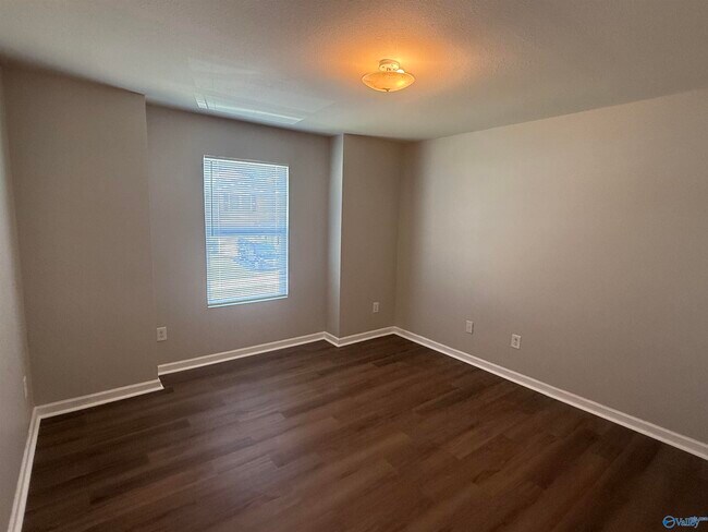 Building Photo - 208 Whitestone Dr NE