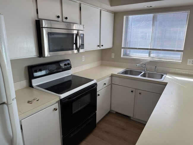 Building Photo - Spacious 2-bed, 1.5-bath Townhouse-Delivers Comfort & Convenience