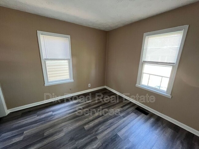 Building Photo - 1211 Azel Ave