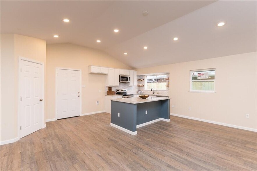 Building Photo - 3725 Kingston Dr