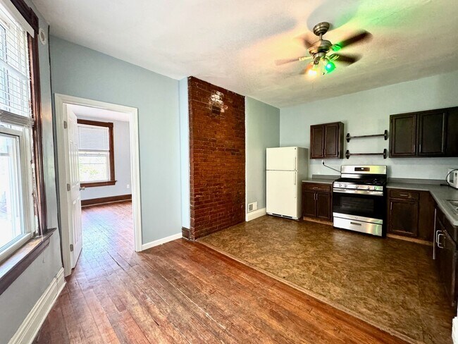 Building Photo - 4 Bed/2 bath UC Rental On Victor + Parking Only $695/person ($2780/mo)!