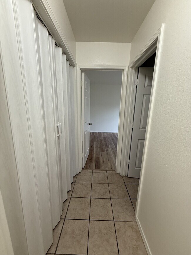 Building Photo - Last 2BR unit at Green Oaks