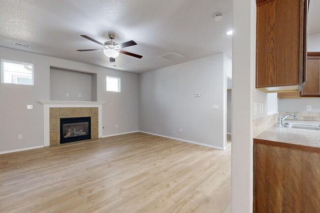 Building Photo - Beautifully maintained 3 bedroom 2.5 bath home