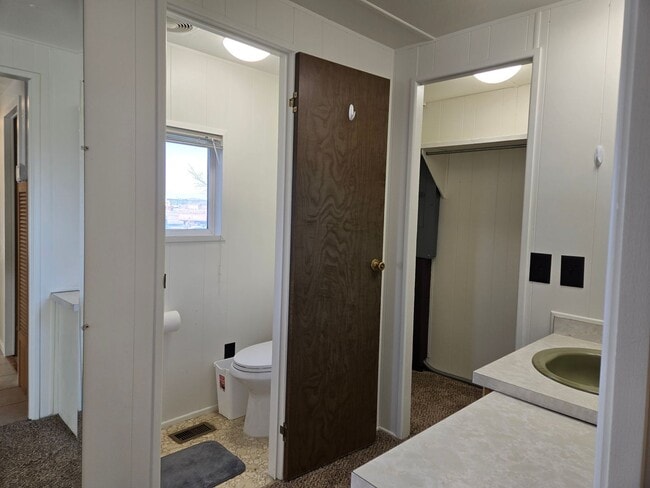 Building Photo - LIght Filled Rambler-Flexible lease term-