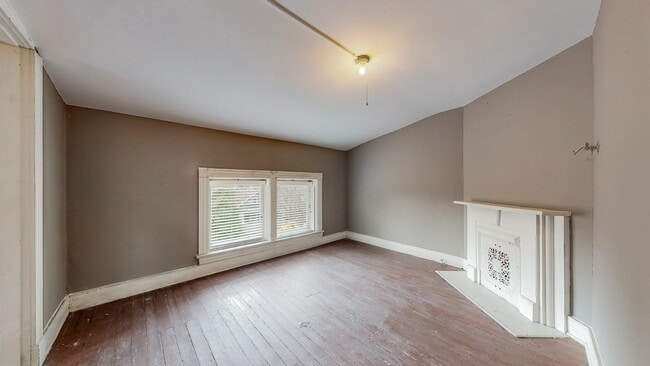Building Photo - 5 Bed/ 2.5 Bath Phenomenal Old Louisville Home