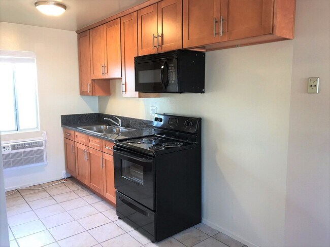 Building Photo - Adorable studio in desirable Burbank area!