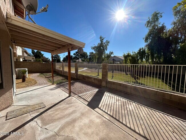 Building Photo - 1433 E Park Ave