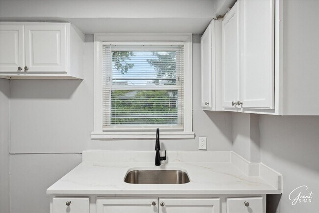 Building Photo - $1300 3 bedroom