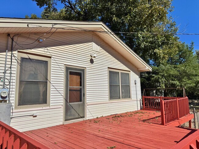 Building Photo - Adorable 3 Bed, 1 Bath Craftsman Home