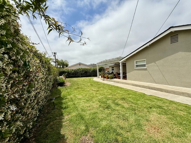 Building Photo - Unfurnished 4 bedroom/2 bathroom home with...