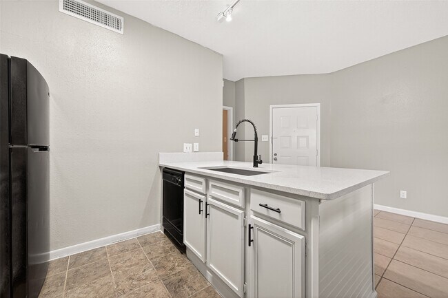Building Photo - 10855 Meadowglen Ln