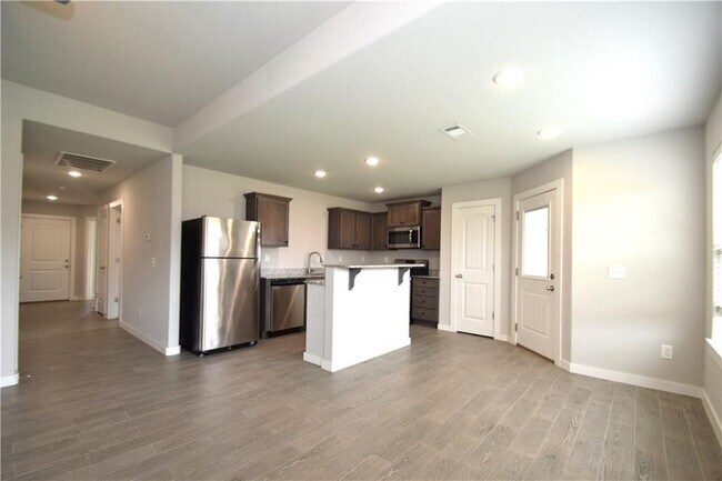 Building Photo - 400 Rineel Ave